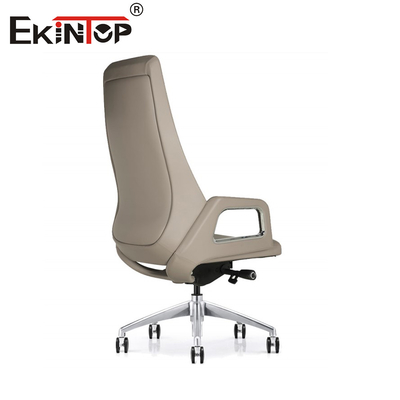 Menggoda dalam kemewahan kursi kantor kulit yang indah untuk profesional yang menuntut