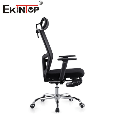 Kursi kantor dengan punggung tinggi dengan bantalan kepala dan bantalan kaki dan roda berputar