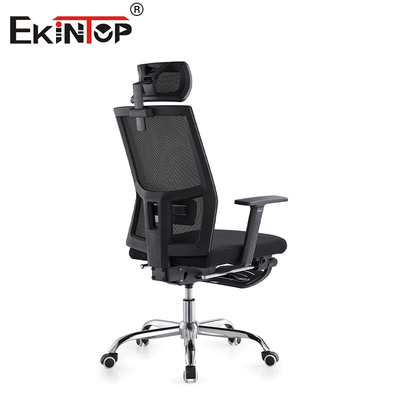 Kursi kantor dengan punggung tinggi dengan bantalan kepala dan bantalan kaki dan roda berputar