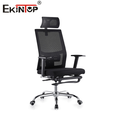 Kursi kantor dengan punggung tinggi dengan bantalan kepala dan bantalan kaki dan roda berputar