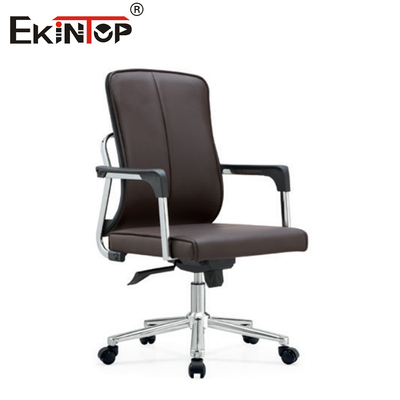Kursi kantor yang nyaman dengan sandaran lengan dan roda untuk ruang konferensi