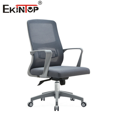 Kursi kantor dengan bagian tengah belakang berjalur dalam gaya modern yang ergonomis cocok untuk ruang konferensi
