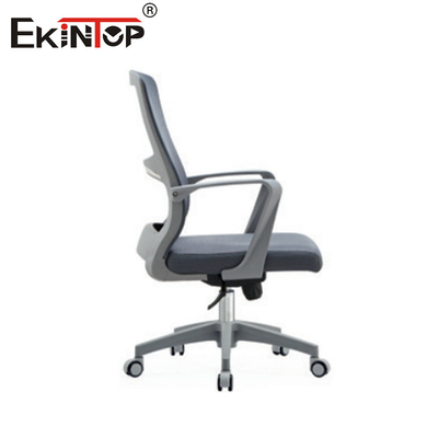 Kursi kantor dengan bagian tengah belakang berjalur dalam gaya modern yang ergonomis cocok untuk ruang konferensi