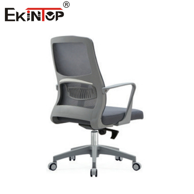 Kursi kantor dengan bagian tengah belakang berjalur dalam gaya modern yang ergonomis cocok untuk ruang konferensi