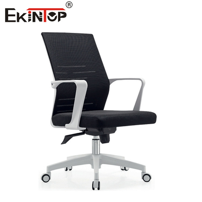 Kursi Kantor Hitam Modern Dengan Tangan Dan Berputar Untuk Bekerja