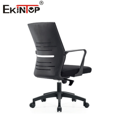 Kursi Kantor Hitam Modern Dengan Tangan Dan Berputar Untuk Bekerja