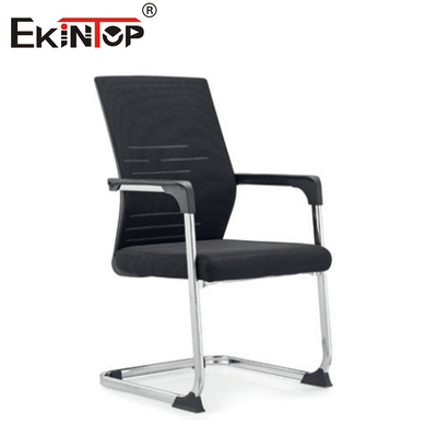 Kursi Kantor Hitam Modern Dengan Tangan Dan Berputar Untuk Bekerja