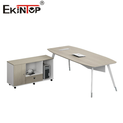 Meja Kantor Bergaya Modern dengan Kaki Logam dan Lemari Terpasang