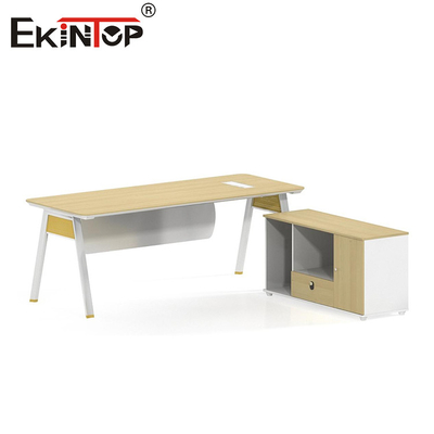 Meja Kantor Karyawan Warna Walnut dengan Desain Modern Disesuaikan