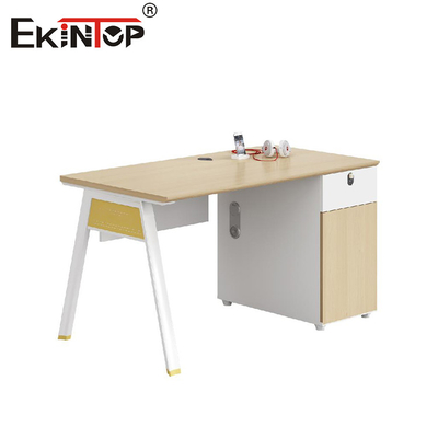 Tempat Kerja Kantor Karyawan Berwarna Walnut dengan Lemari Penyimpanan