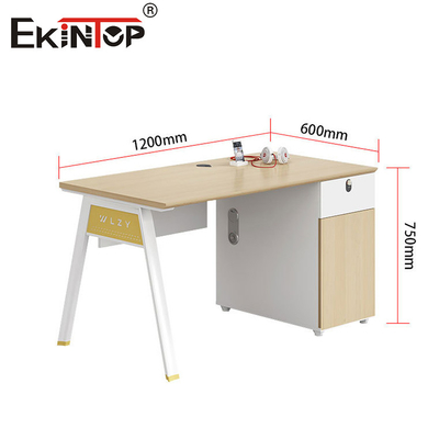 Tempat Kerja Kantor Karyawan Berwarna Walnut dengan Lemari Penyimpanan