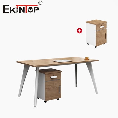Desain Meja Kantor Gaya Modern dengan Kaki Logam Meja Kecil