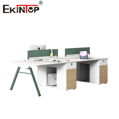 Furnitur Stasiun Kerja 4 Orang Meja kantor dengan layar partisi